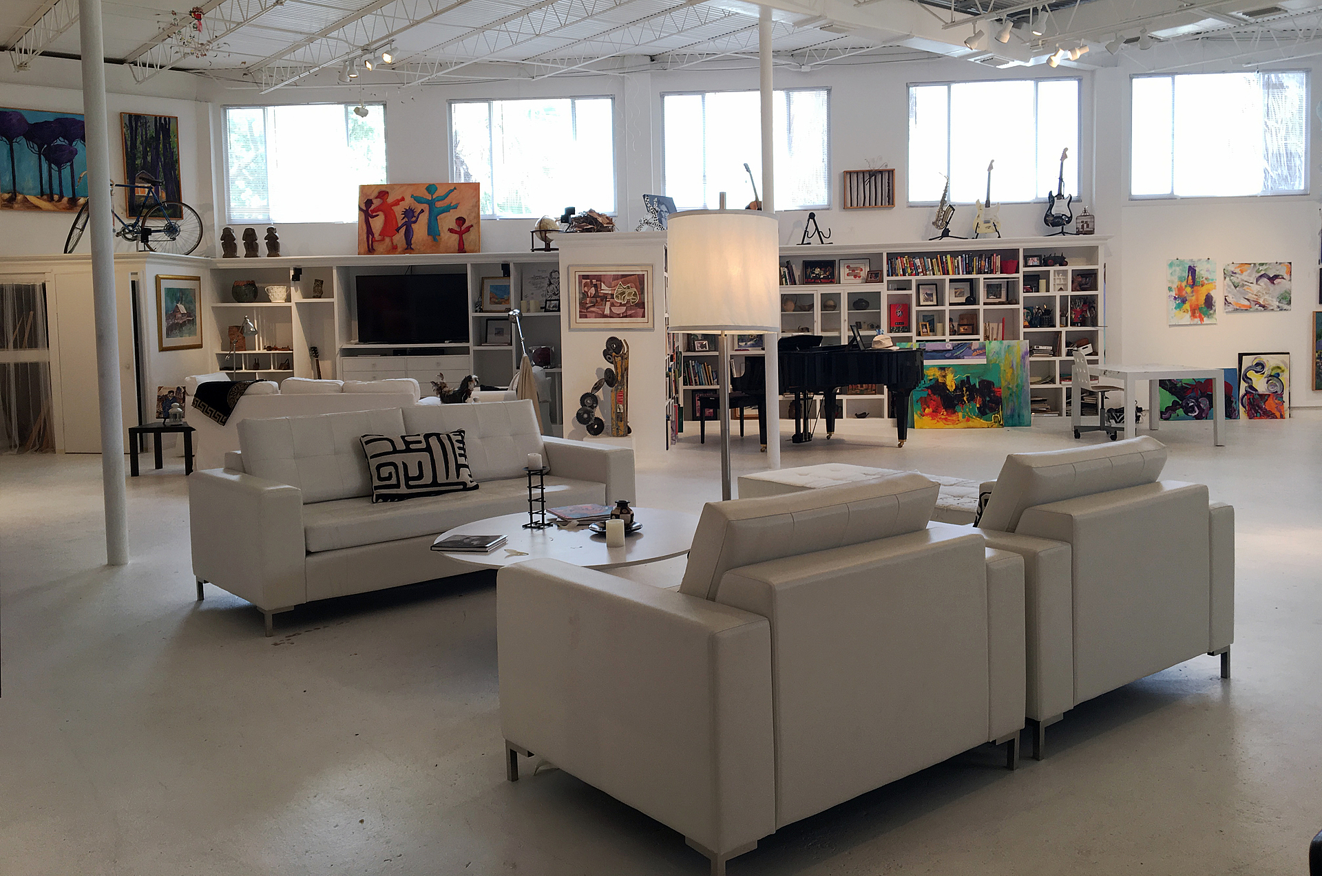 Bright Artistic Warehouse - Image 7 of 10